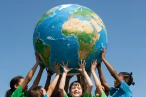 Lee más sobre el artículo Worldschooling: ¿cómo educar y conectar a tus hijos con el mundo?